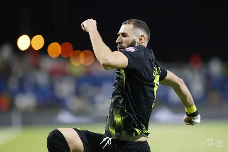Karim Benzema tỏa sáng để giúp Al-Ittihad giành chiến thắng 2-1 trước Al-Taawon