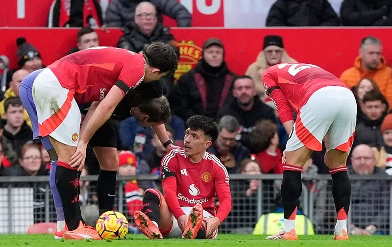 Lisandro Martinez bị tổn thương dây chằng chéo đầu gối và có thể đã kết thúc mùa giải.