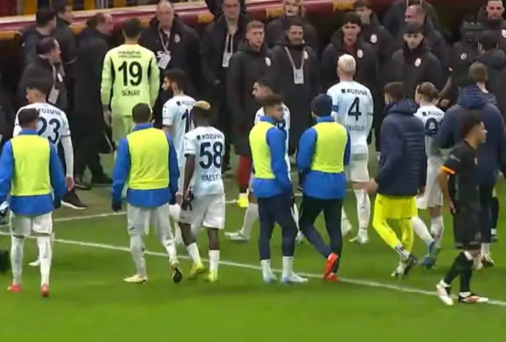 Cầu thủ Adana Demirspor rời sân trong một trận đấu tại Super Lig để phản đối quyết định của trọng tài.