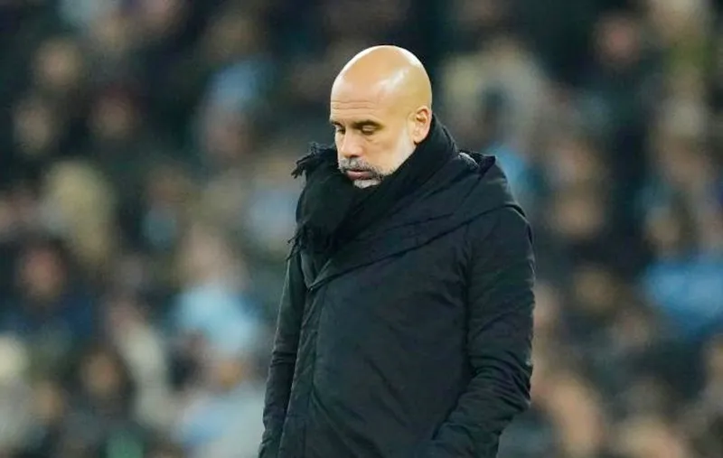 Vẻ chán chường của HLV Pep Guardiola khi chứng kiến Man.City liên tục đánh rơi chiến thắng.