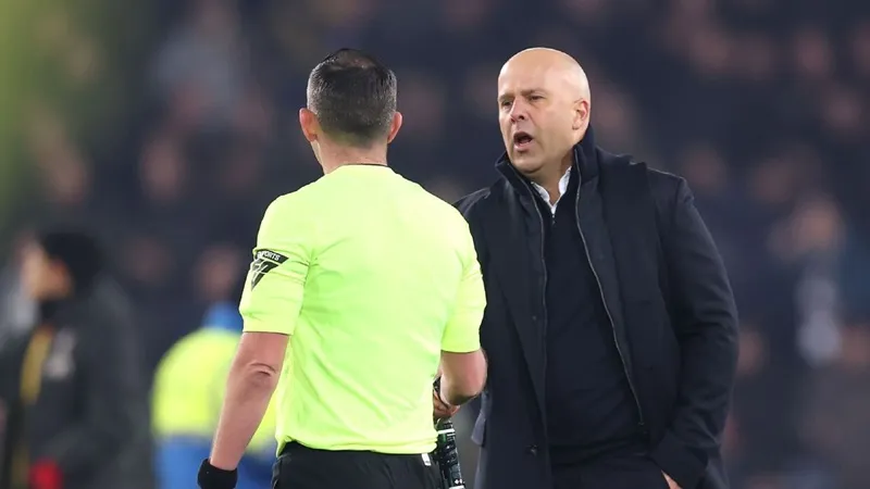 HLV Arne Slot và trợ lý Sipke Hulshoff bị Liên đoàn bóng đá Anh (FA) buộc tội có hành vi sai trái.