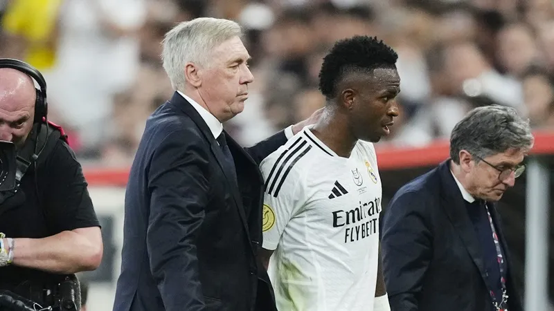 HLV Carlo Ancelotti tỏ ra không quan tâm đến những đồn đoán về tương lai của Vinicius Junior.