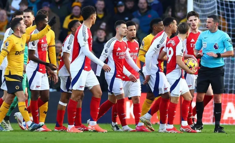 Hành vi phản đối của cầu thủ với trọng tài Michael Oliver khiến Arsenal bị phạt 65.000 bảng.