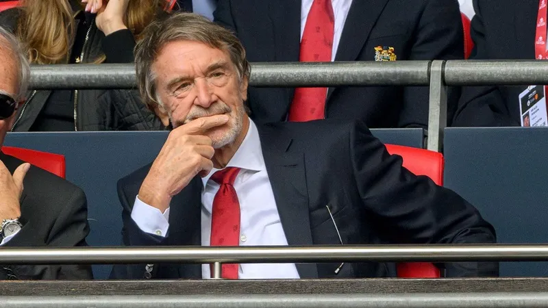 Tỷ phú Sir Jim Ratcliffe cho thấy sẵn sàng làm mọi thứ để giúp Man.United vượt qua khó khăn tài chính.