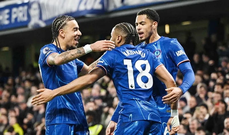 Chelsea thắng 4-0 trước đội xếp cuối bảng Southampton tạm vươn lên vị trí thứ 4.