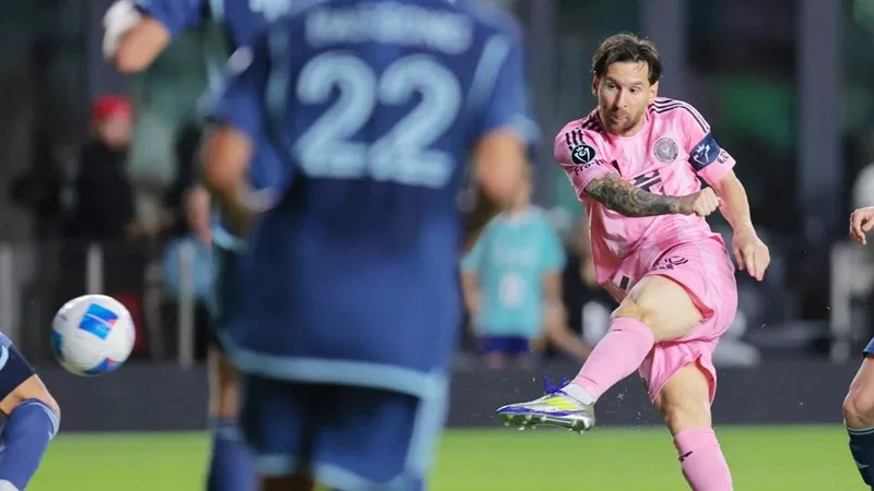 Lionel Messi mở tỷ số trong chiến thắng 3-1 ở lượt về trước Sporting Kansas City.
