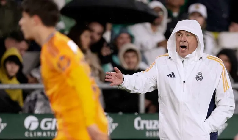 HLV Carlo Ancelotti thất vọng vì trận thua ngược 1-2 của Real Madrid trước Real Betis.