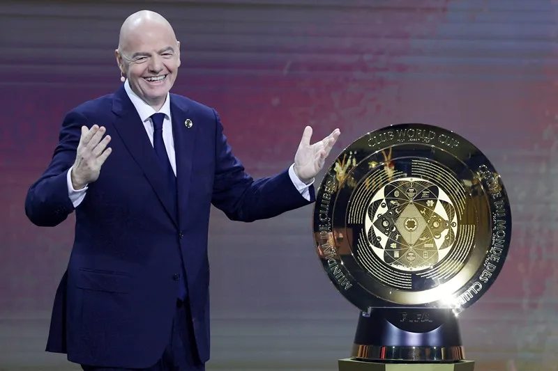 Chủ tịch FIFA Gianni Infantino và phiên bản chiếc cúp FIFA Club World Cup.