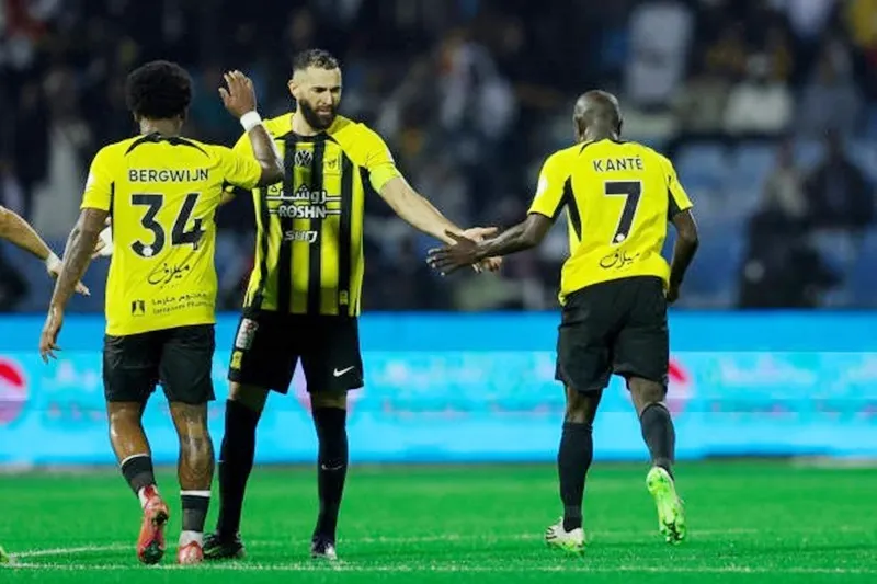 Hai ngôi sao Benzema và Kante lên tiếng đúng lúc để giúp Al-Ittihad cầm hòa Al-Qadisiya với tỷ số 1-1