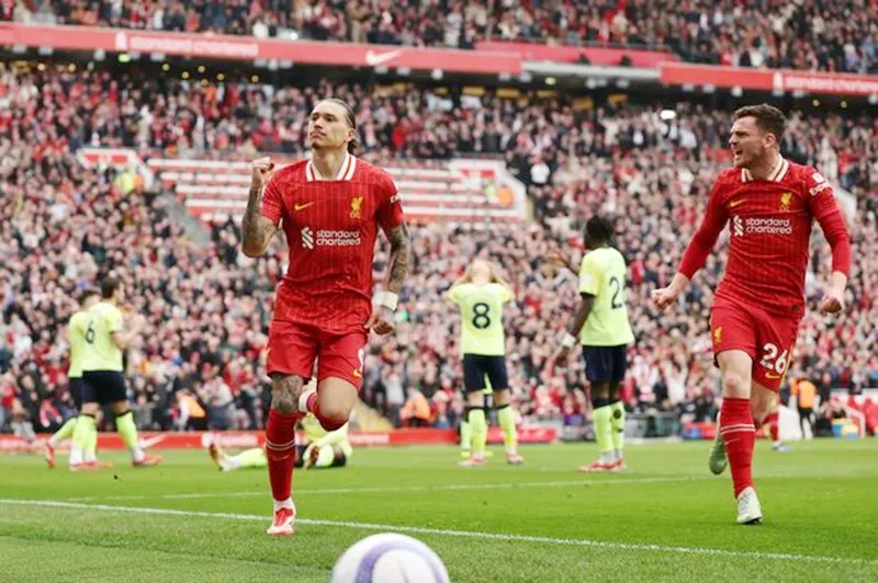 Darwin Nunez giúp xoay chuyển trận đấu khi ghi bàn gỡ hòa và mang về một quả phạt đền.