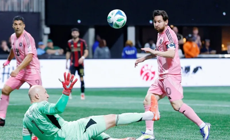 Lionel Messi bấm bóng qua đầu thủ thành Brad Guzan để ghi một bàn thắng tuyệt đẹp.