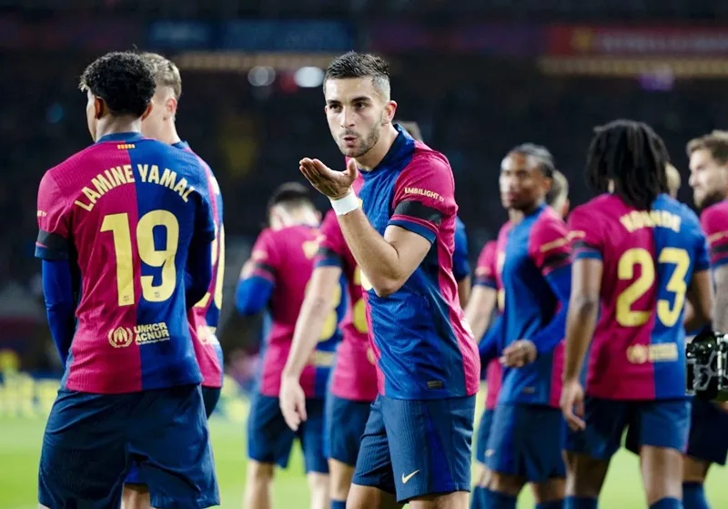 Barcelona thắng Osasuna 3-0 để gia tăng cách biệt lên 3 điểm so với Real Madrid.