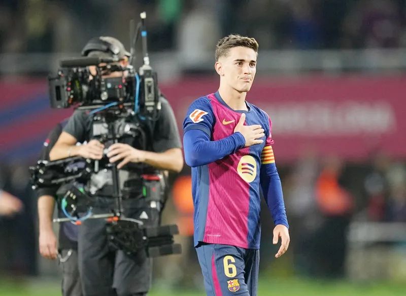 Tiền vệ Gavi mang băng đội trưởng của Barcelona khi mới 20 tuổi.