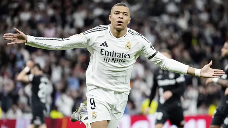 Kylian Mbappe sánh ngang thành tích ghi 33 bàn của Cristiano Ronaldo trong mùa giải ra mắt Real Madrid.