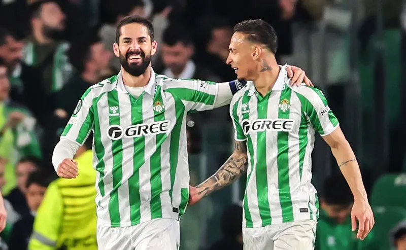 Tiền vệ Isco đã đùa rằng Real Betis cần huy động vốn cộng đồng để giữ chân Antony.