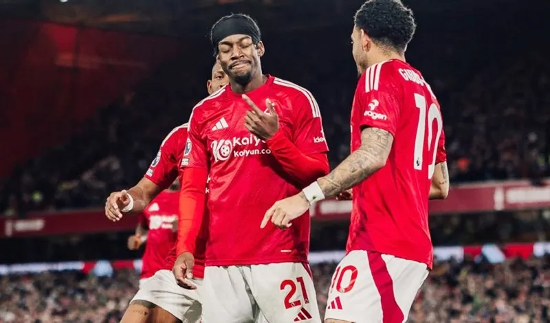 Anthony Elanga không ăn mừng khi ghi bàn giúp Nottingham Forest đánh bại Man.United 1-0.