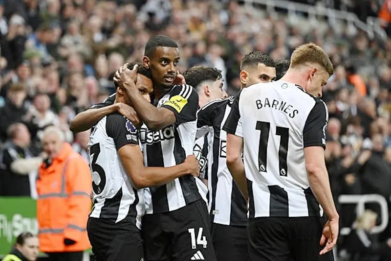 Isak (số 14) đóng góp một bàn trong thắng lợi của Newcastle trước Brentford