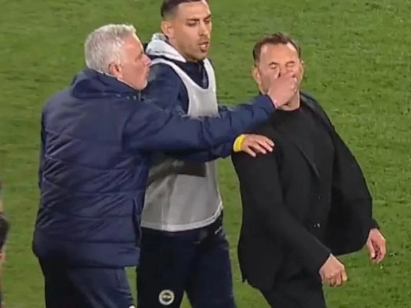 HLV Jose Mourinho đã có một cuộc ẩu đả kỳ lạ khi véo mũi đồng nghiệp Okan Buruk.