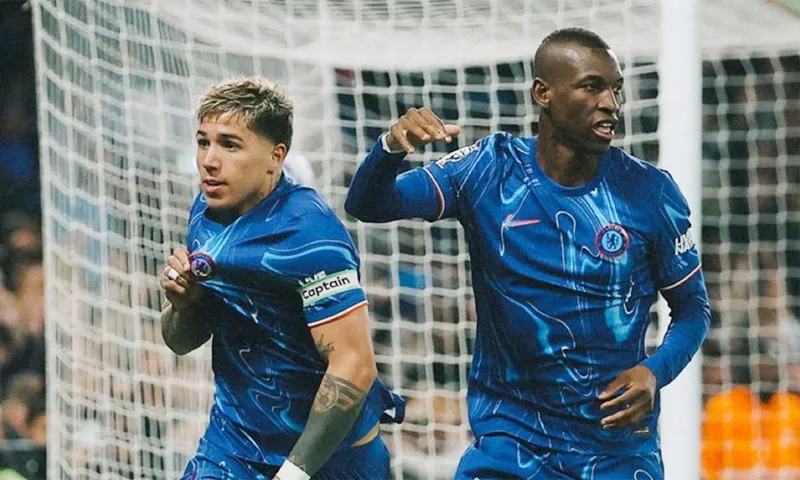 Enzo Fernandez đưa Chelsea trở lại tốp 4 với cú đánh đầu giúp Chelsea thắng Tottenham 1-0.