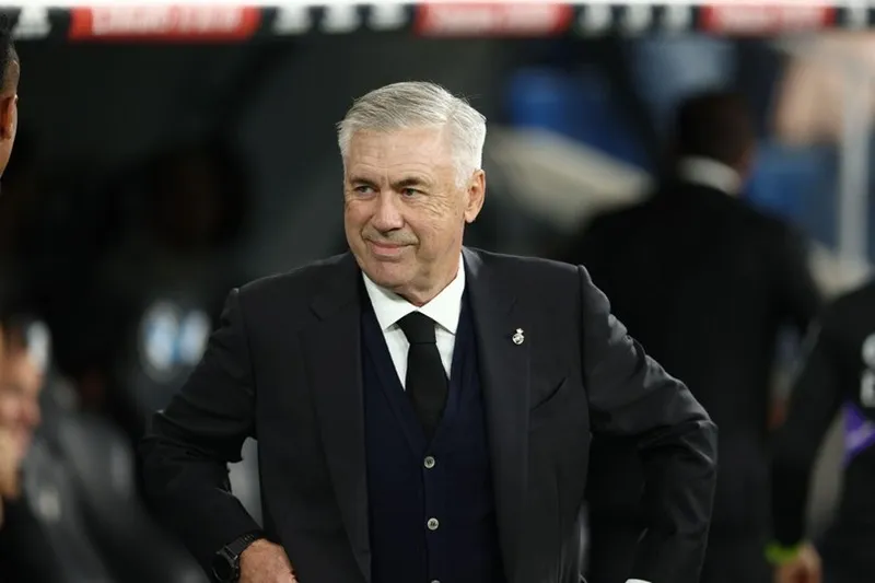 HLV Carlo Ancelotti tự tin dù Real Madrid có thể đối đầu với Barcelona để giành 3 danh hiệu.