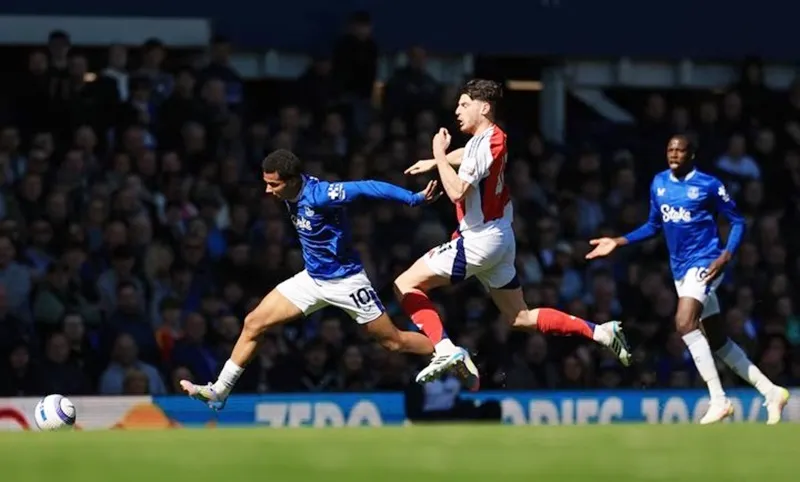 Declan Rice của Arsenal đua tốc độ với Iliman Ndiaye của Everton