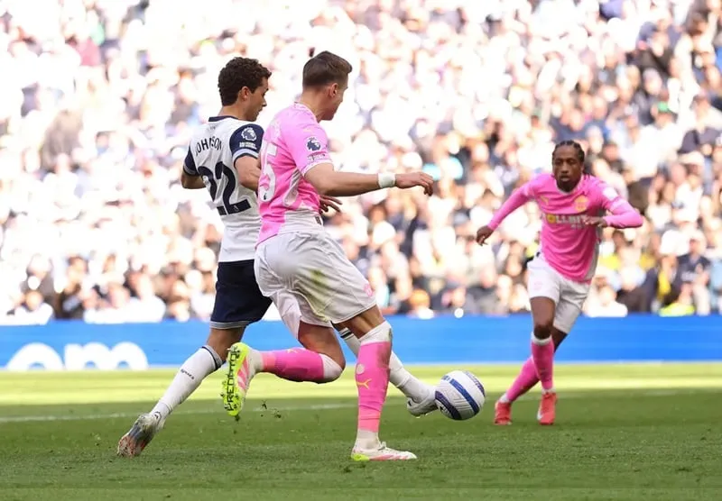 Brennan Johnson (trái) ghi 2 bàn khi Tottenham thắng Southampton 3-1