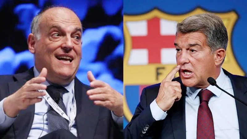 Chủ tịch Javier Tebas (trái) và tổ chức La Liga của ông có vẻ không chấp nhận thua Barcelona vì vụ Dani Olmo và Pau Victor.