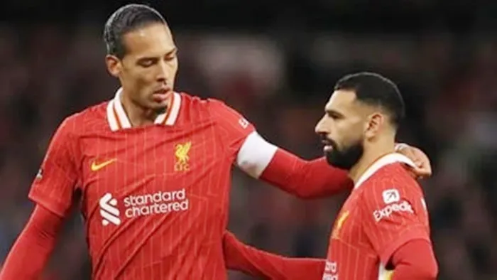 Virgil van Dijk (trái) và Mo Salah đã quyết định ở lại với Liverpool