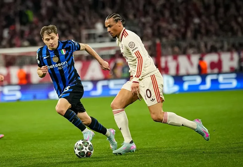 Leroy Sane (phải, Bayern) đi bóng trước Barella (Inter Milan)