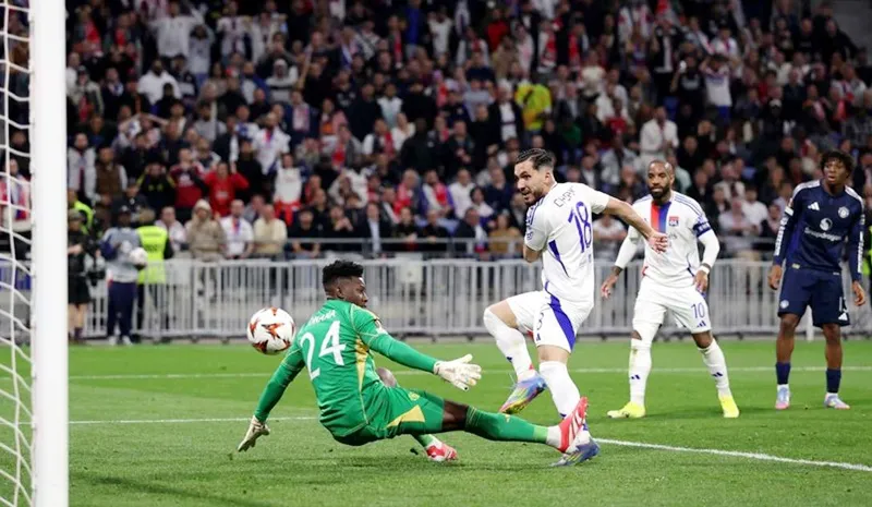 Thủ thành Andre Onana đã mắc lỗi trong cả 2 bàn thua khiến Man.United chỉ hòa 2-2 tại Lyon.