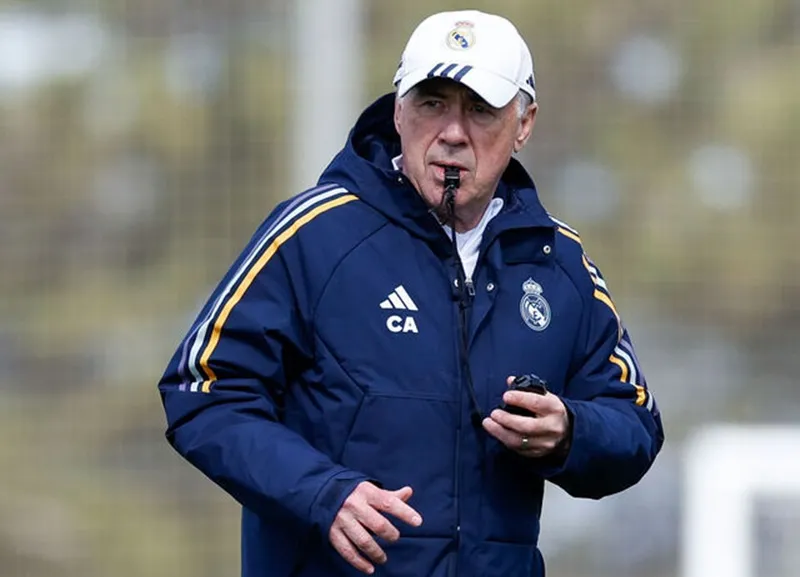 HLV Carlo Ancelotti đã đưa ra hình phạt hủy bỏ một ngày nghỉ sau trận thua Arsenal.