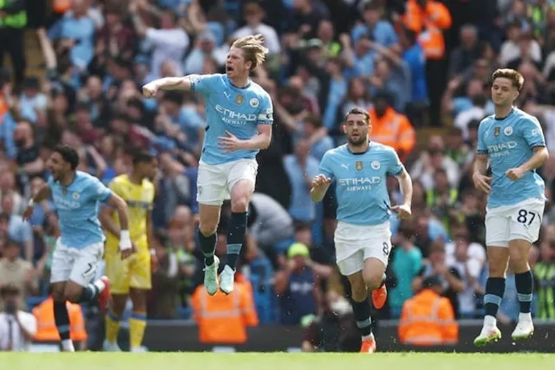 Kevin De Bruyne dẫn dắt Manchester City thực hiện màn ngược dòng không tưởng.