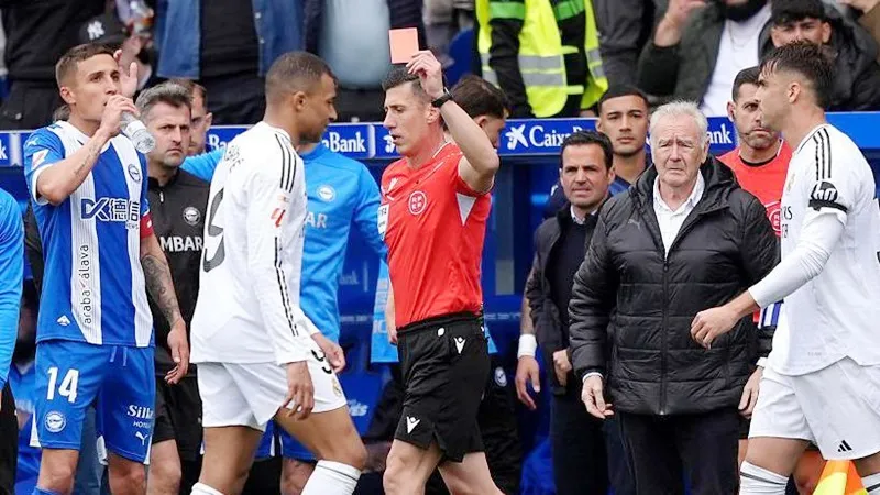 Kylian Mbappe nhận thẻ đỏ vì pha vào bóng liều lĩnh trong chiến thắng 1-0 trước Alaves.