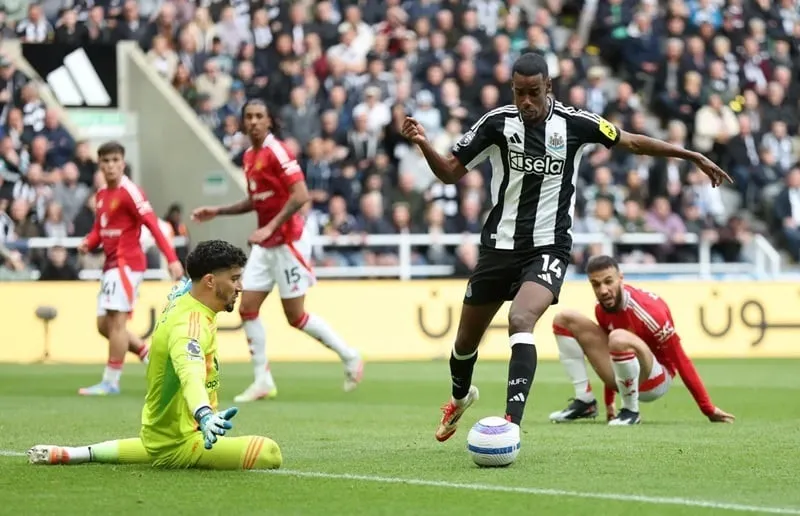 Tiền đạo Isak (Newcastle) đột phá vào khu cấm Manchester United như chỗ không người