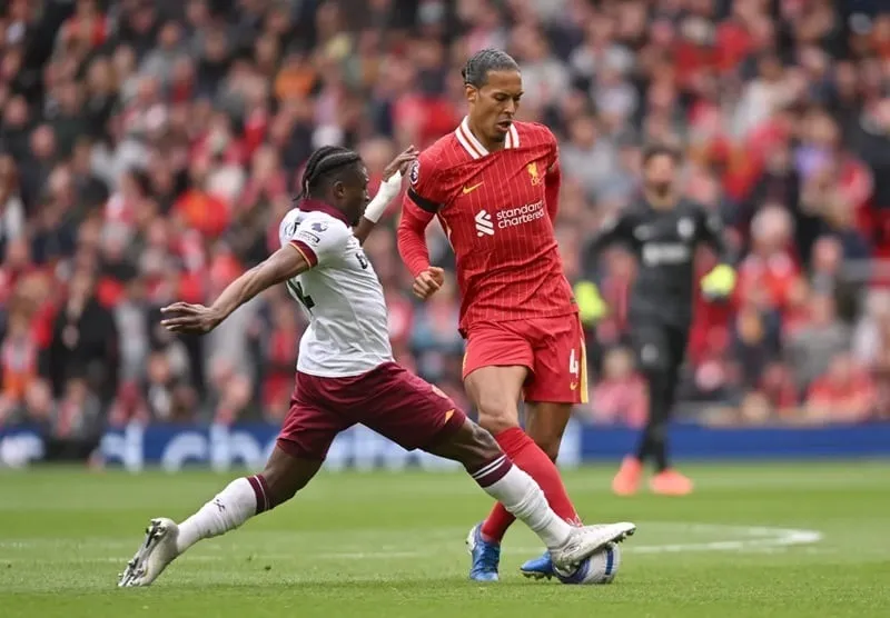 Virgil van Dijk (phải) ấn định chiến thắng phút 89 cho Liverpool