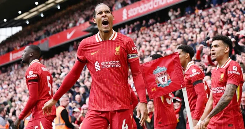Virgil van Dijk bóng gió về tương lai sau khi giúp Liverpool thắng 2-1 trước West Ham.