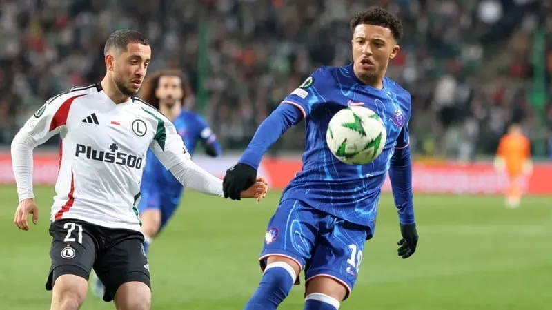 Jadon Sancho (phải, Chelsea) đi bóng qua hậu vệ Legia trong trận lượt đi
