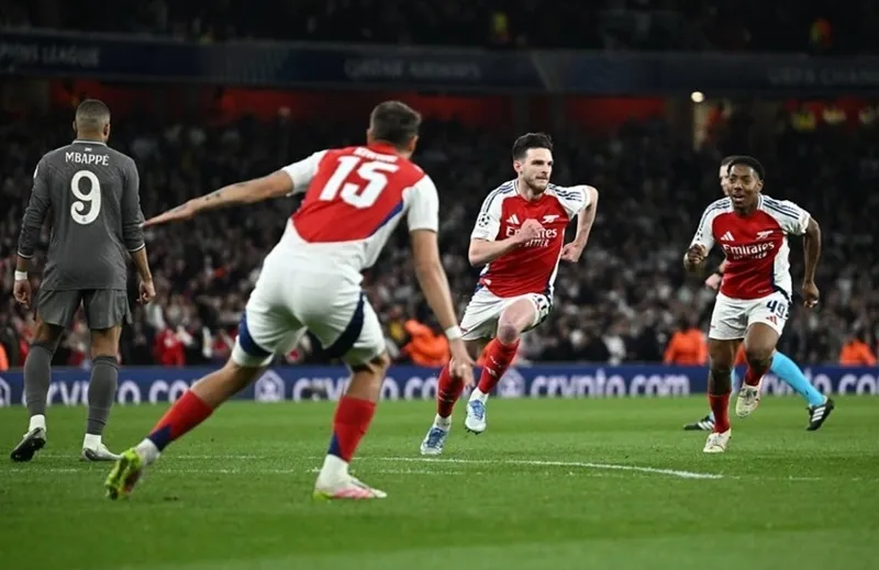 Declan Rice (giữa, Arsenal) ăn mừng bàn thắng trước Real Madrid