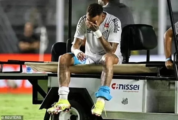 Neymar bật khóc khi phải rời sân trên xe y tế