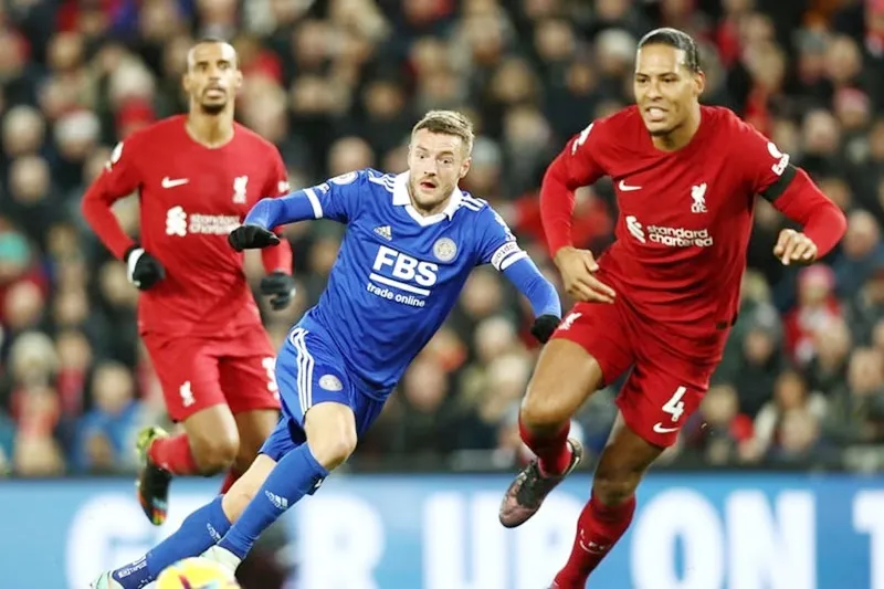 Jamie Vardy tranh bóng với Van Dijk trong trận cầu níu kéo hy vọng trụ hạng