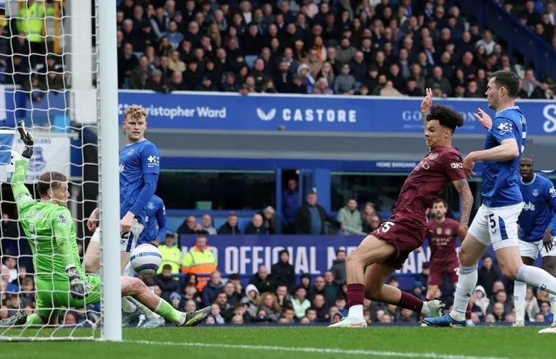 Nico O’Reilly (phải, Manchester City) ghi bàn thắng cận thành phút 85