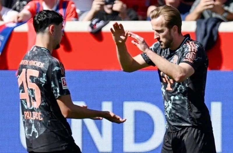 Harry Kane (phải) ghi bàn thứ 24 ở Bundesliga mùa này