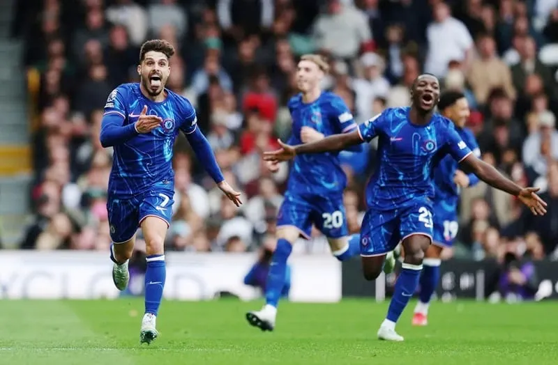 Pedro Neto ăn mừng chiến thắng phút bù giờ của Chelsea