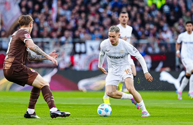 Hy vọng giành chức vô địch Bundesliga thứ 2 liên tiếp của Leverkusen (phải) tan thành mây khói sau trận hòa St. Pauli 1-1.
