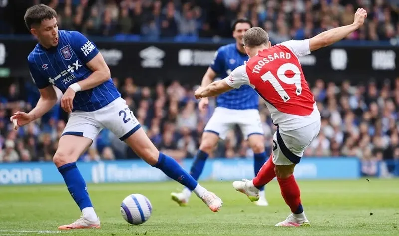 Leandro Trossard ghi bàn thứ 3 cho Arsenal