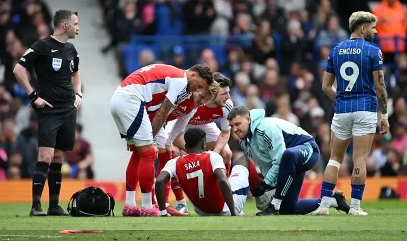 Bukayo Saka đau đớn trước khi được sơ cứu trên sân