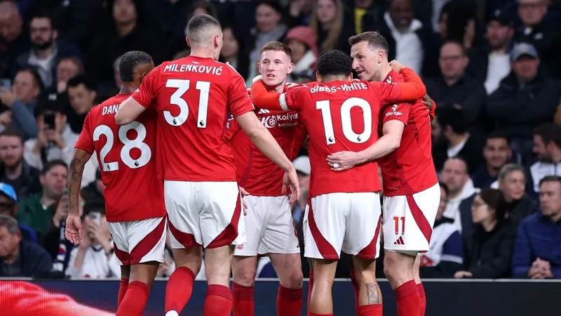 Nottingham Forest thắng 2-1 tại Tottenham và vươn lên trở lại vị trí thứ 3 trên bảng xếp hạng.