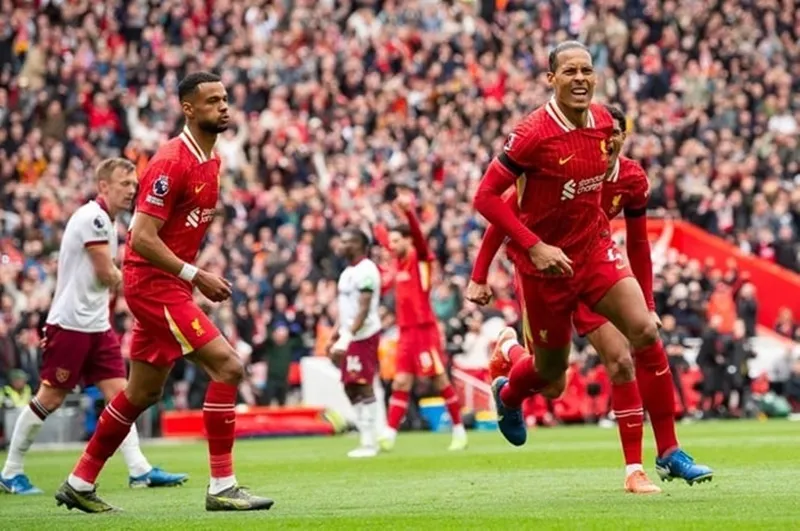 Trung vệ Virgil van Dijk thể hiện sự trung thành với Liverpool