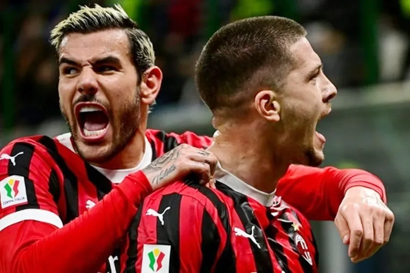 Theo Hernandez ăn mừng bàn thắng của Luka Jovic (phải)