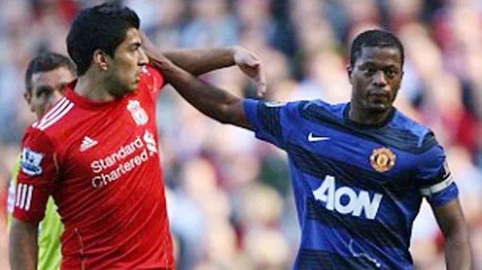 Patrice Evra (phải) và Luis Suarez từng là đối thủ cay đắng trên sân bóng Premier League.